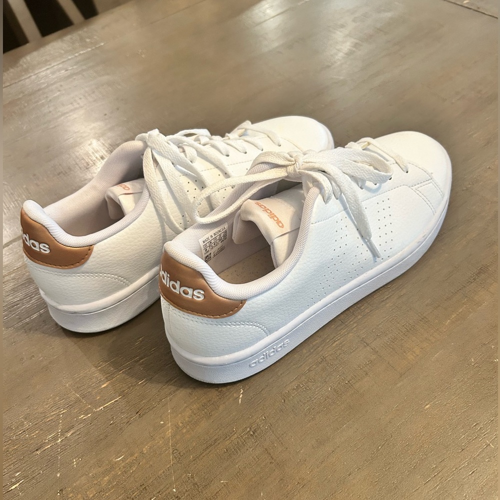 Adidas advantage women’s trainers white/gold metallic size 9